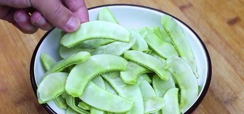  为啥饭店的炒扁豆那么好吃，原来大厨都是这样炒的，先收藏了