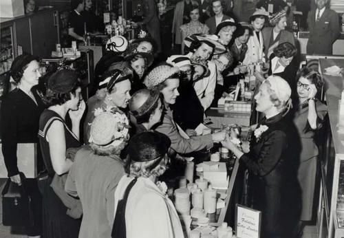 专柜|她出身贫民窟,却只手打造出高端化妆品帝国,改变化妆品销售方式