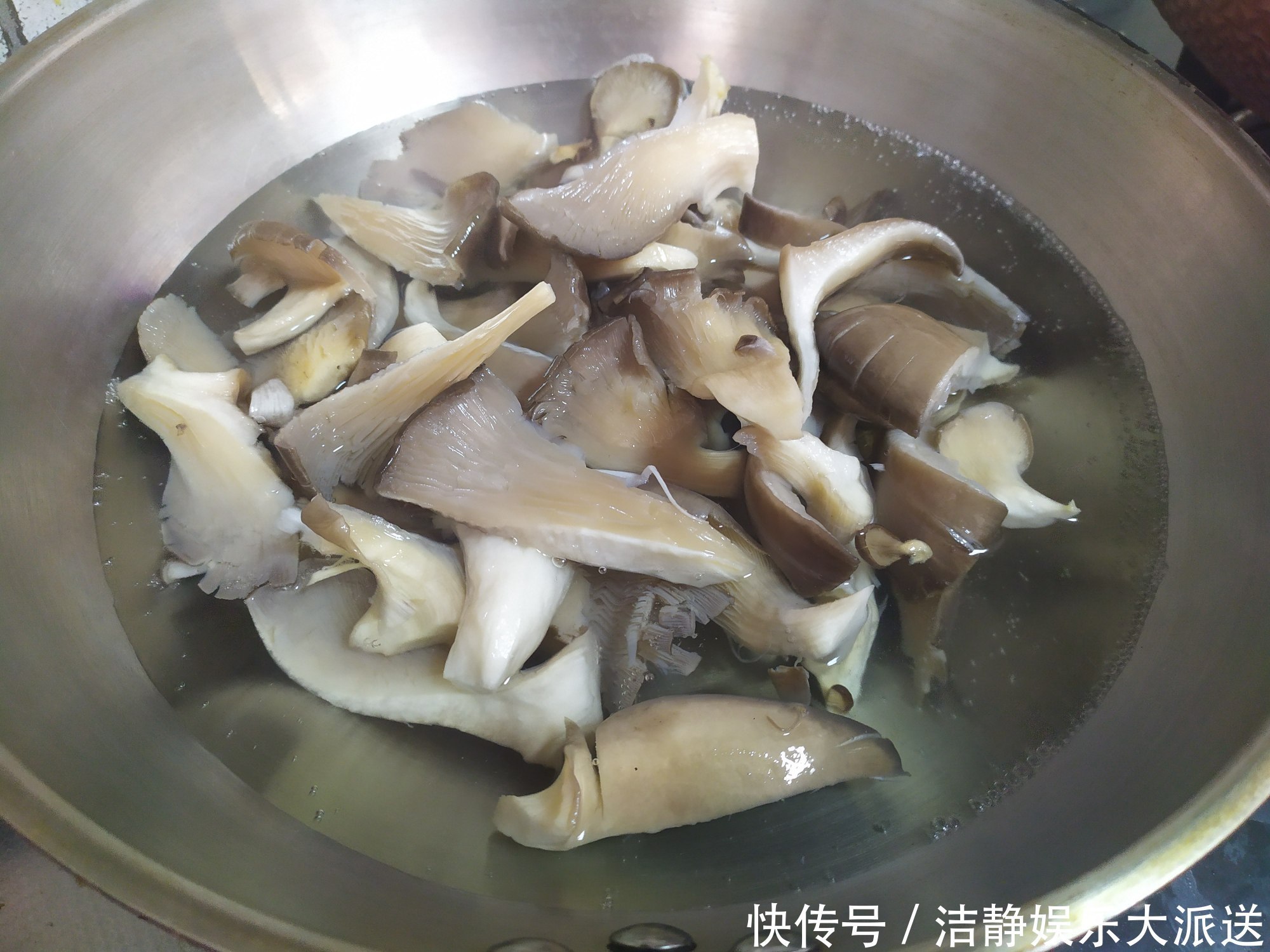 家人|这种蘑菇三四元一斤,家家吃得起,滋阴养肺,隔三差五做给家人吃