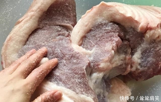 腊肉|腌腊肉时,一斤肉放多少盐合适?教你秘制做法,腊肉晒好醇厚甘香