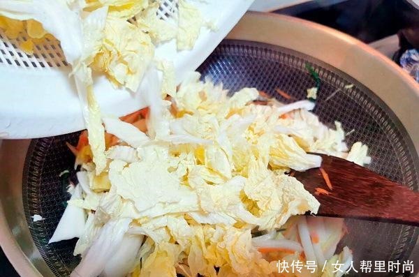 搞定娃儿,一张馄饨皮就够了,鲜甜又多汁,这锅够暖心