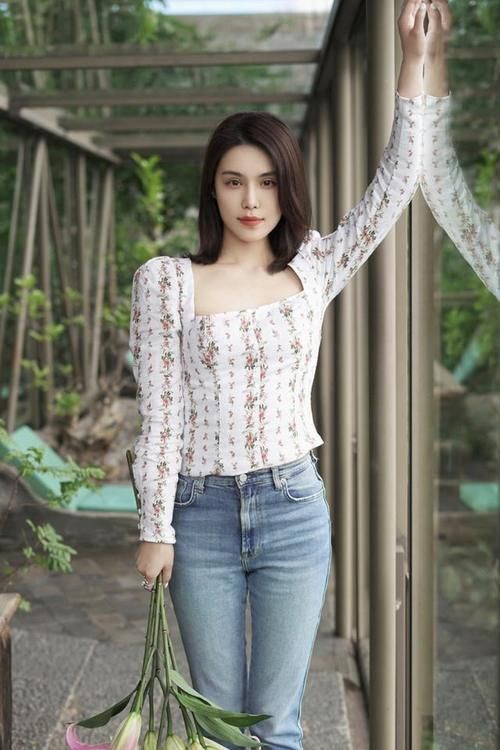 牛仔裤|水洗蓝紧身牛仔裤,拥有漫画腿即视感,很显唯美浪漫