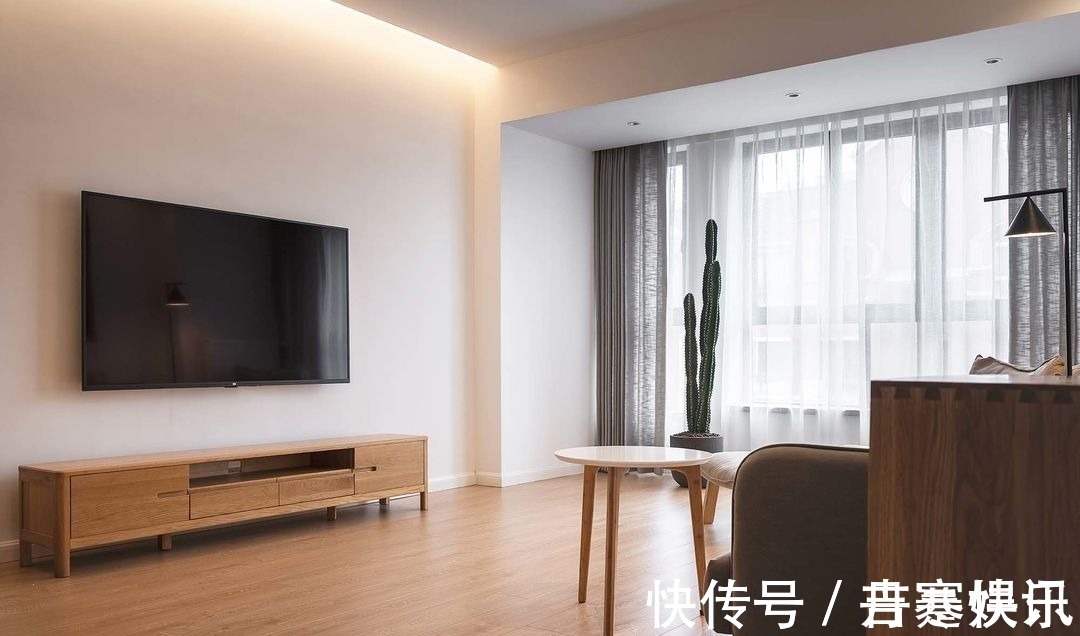 风格|她在沙发后面“掏洞”造窗,完工后发现太明智了,全屋温暖又自然