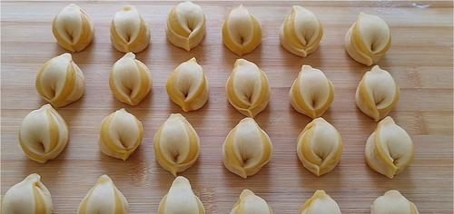 2.不要做得太大了，外边酥得直掉渣，吃着更香甜，真过瘾