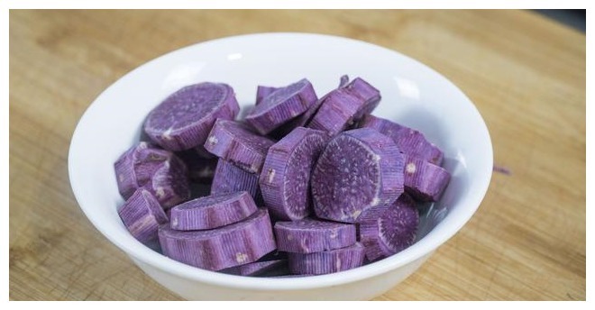 无需油炸,健康又美味的紫薯饼,一口下去会爆浆,简单几步就搞定