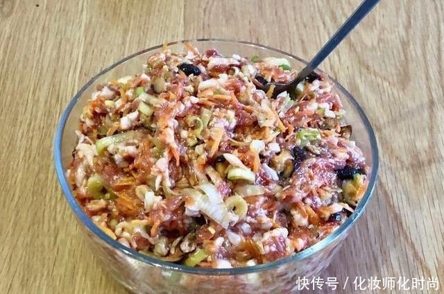 怎么调饺子馅不干巴,还能鲜美嫩滑大厨教你一招,就是这么简单