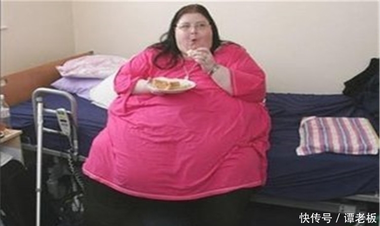 孩子出生就有32斤,护士双手都抱不动,网友:怎么可能?