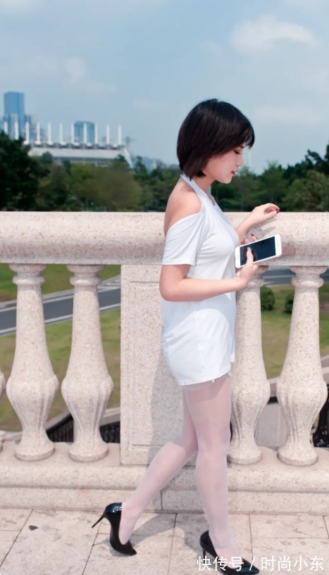 高跟|丝袜高跟露背装美女,短发干练妩媚迷人