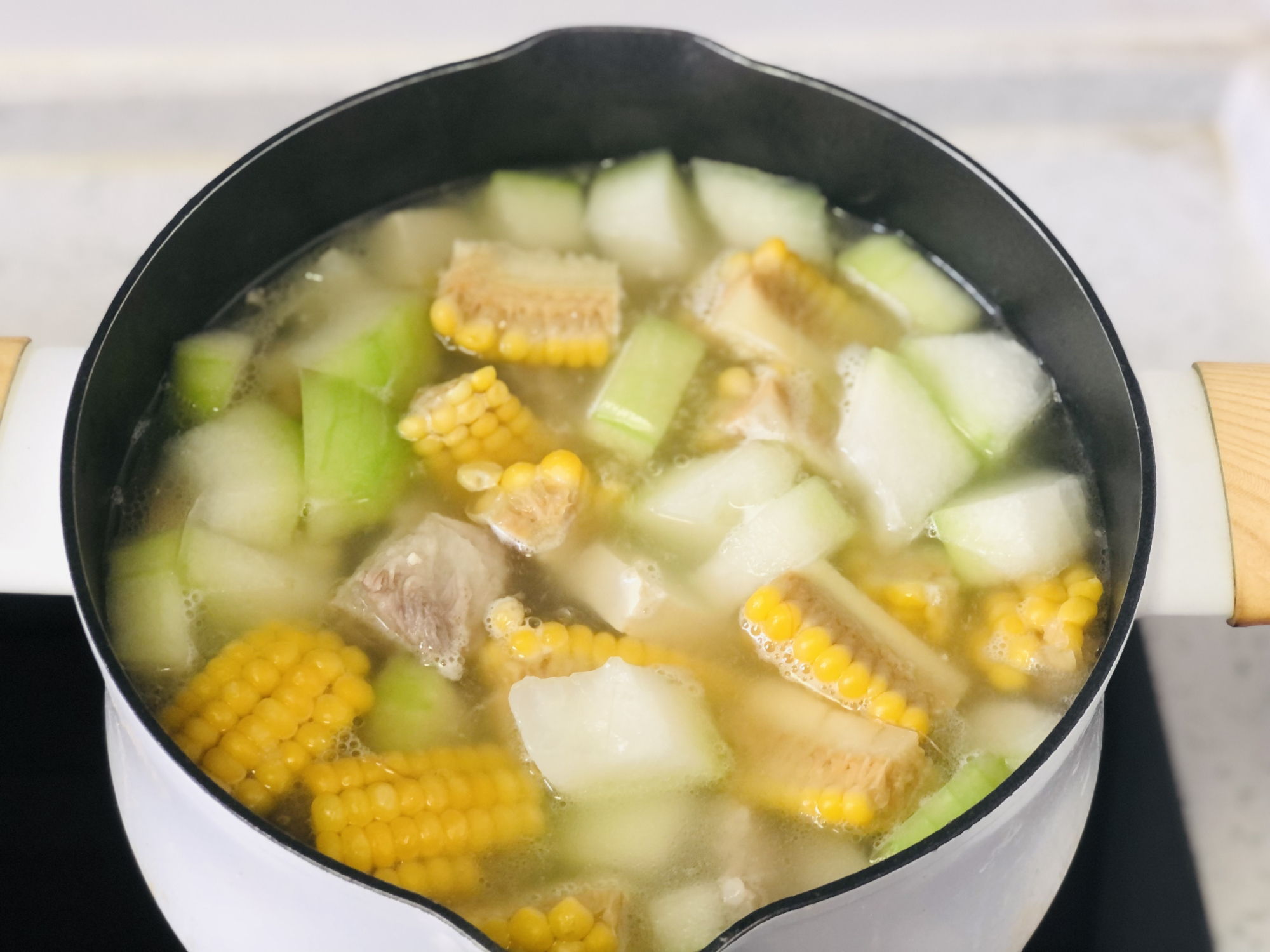 做冬瓜排骨汤时，牢记“1泡3不放”，肉香汤鲜，关键还没腥味儿