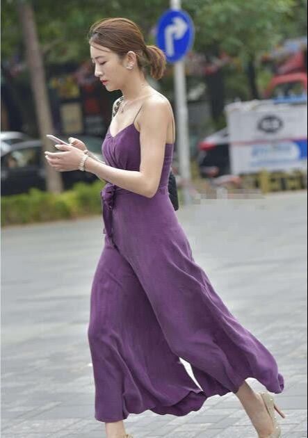 白色t恤|美女紧身牛仔裤搭配白色T恤,阳光下十分耀眼,像一个小太阳耀眼