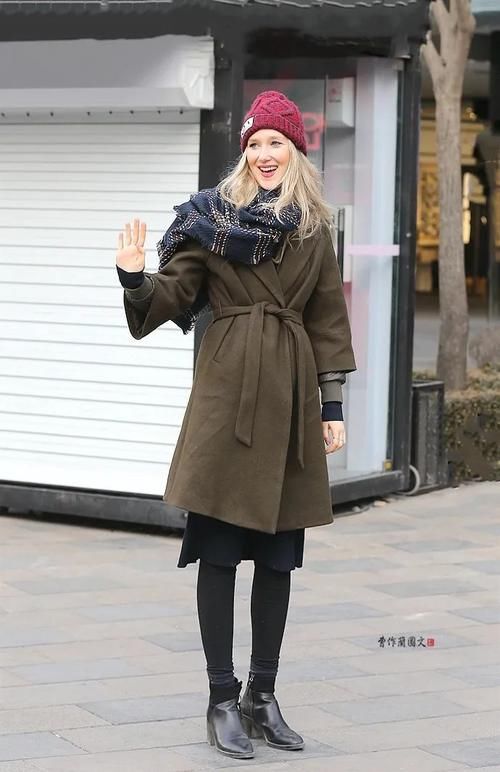 街拍：穿出轻盈之美的打底裤美女