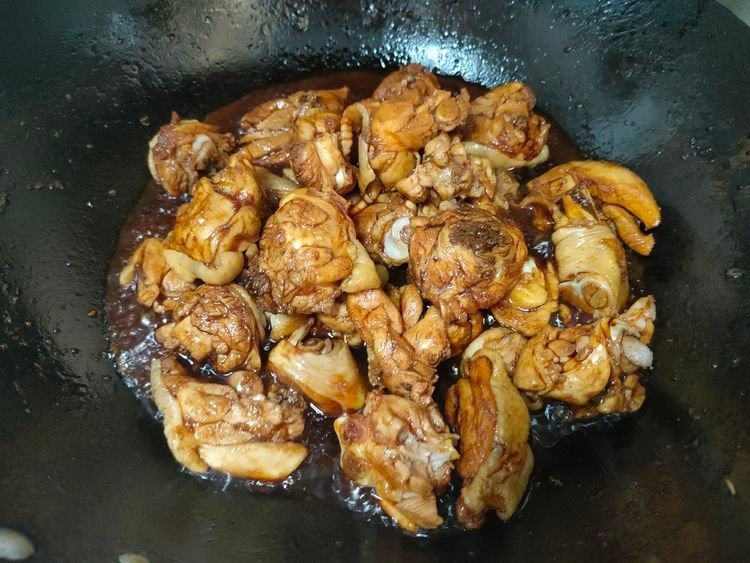 炖鸡腿时,多加1样食材一起炖,出锅鸡肉更香,老人孩子都喜欢吃