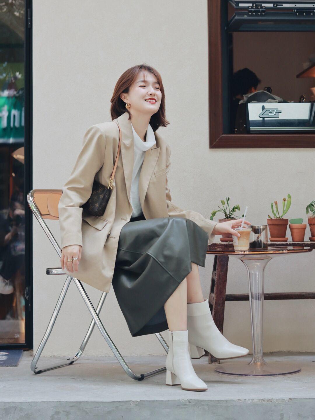 西装外套|秋冬不费力穿搭,格纹西装+黑色铅笔裤,高级又时尚!