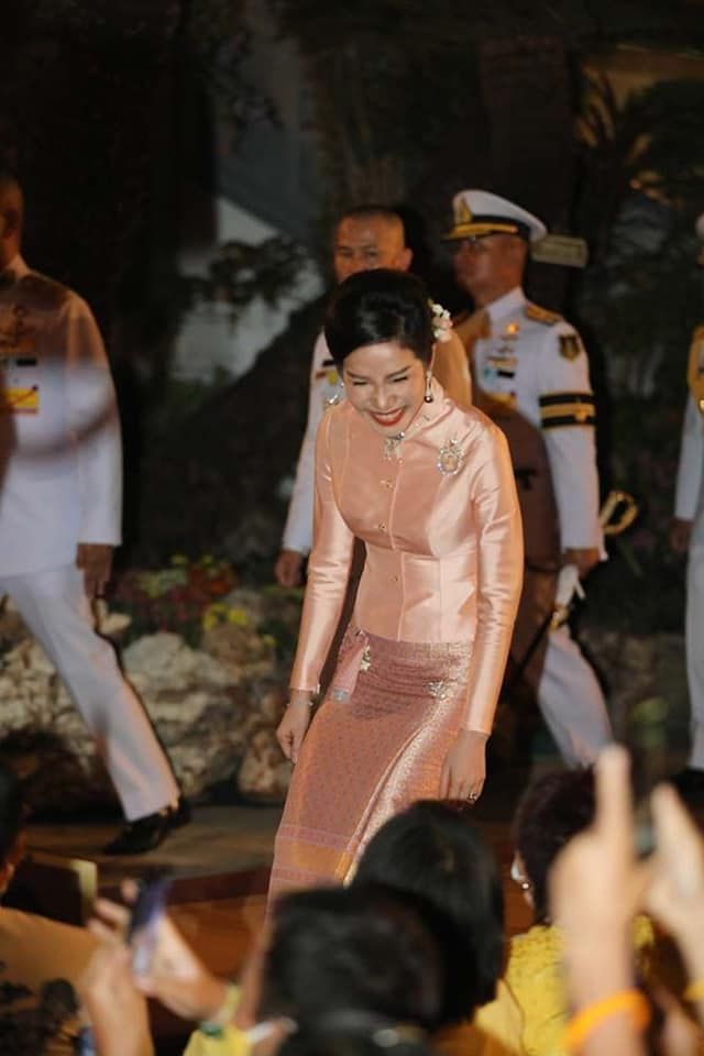 苏提达穿粉裙装嫩成功！诗妮娜不在眼前晃，王后换新发型愈发惊艳