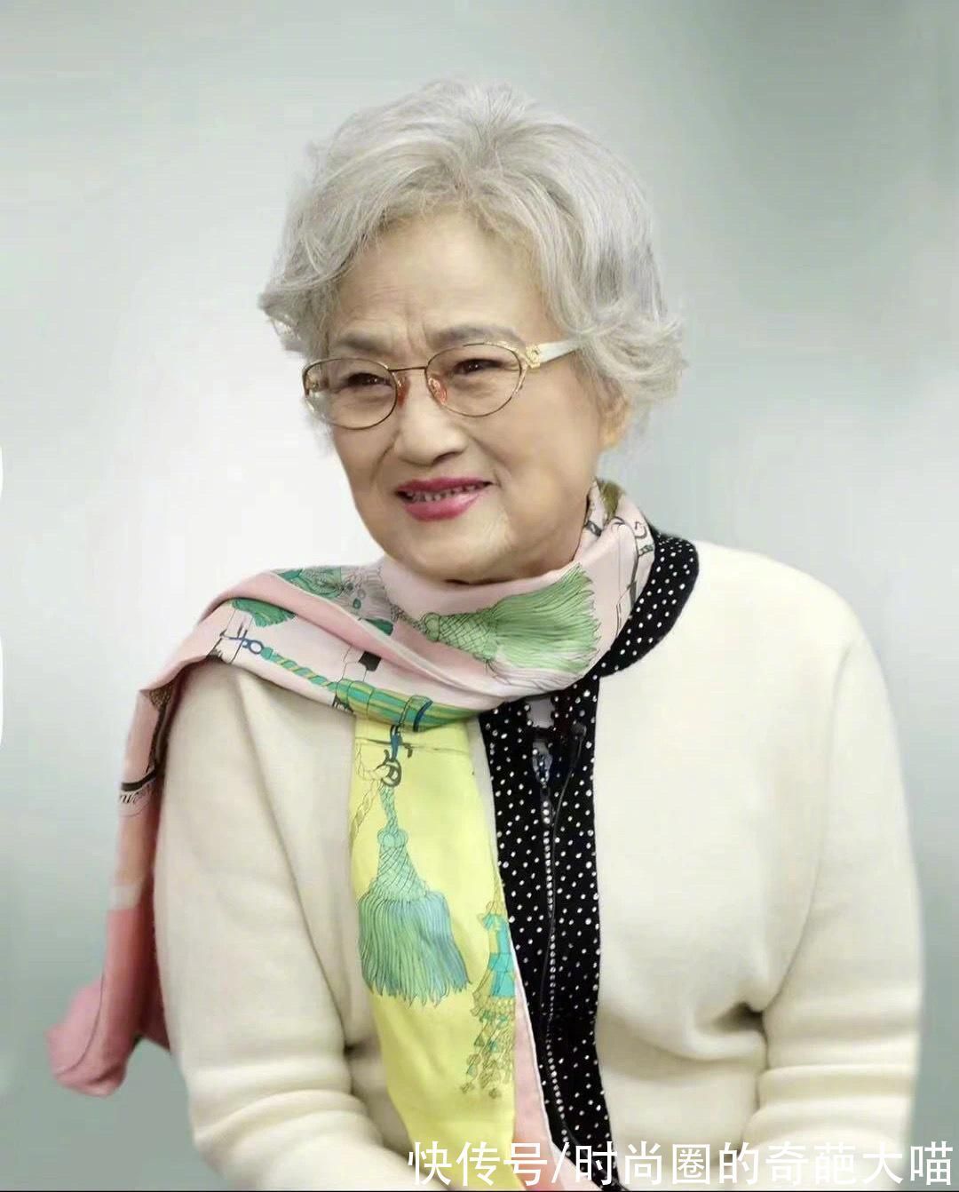 越剧&王文娟94岁风韵犹存,穿搭优雅又素净,骨子里就透出黛玉的温柔劲