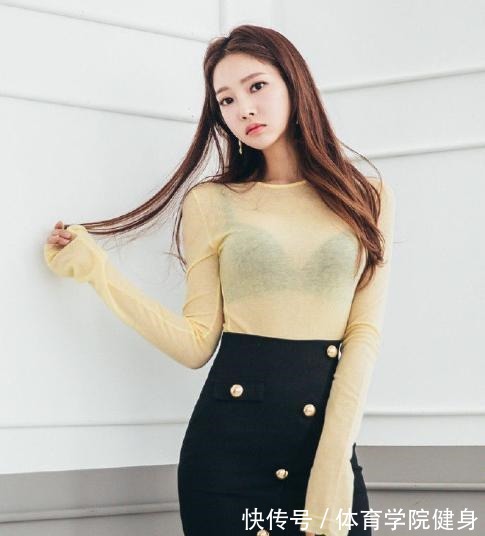 紧身裙 黄色薄纱针织衫搭配短裙,简洁大方,娇俏动人!