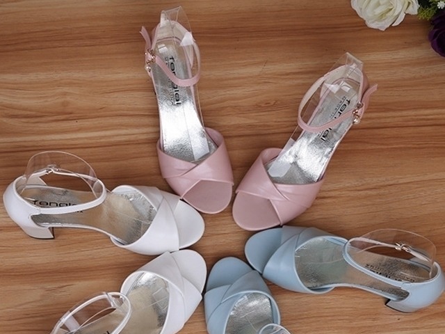 老婆 老婆真会穿逛街回来,被她脚上的凉鞋给惊艳到,迷人的认不出来