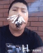 |搞笑GIF:妹子,身材果然不一般,这身衣服不是谁随便就能驾驭的!