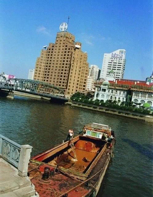 小伙取下自己的肋骨做成项圈,把自己封进水泥里,他的人生太疯狂