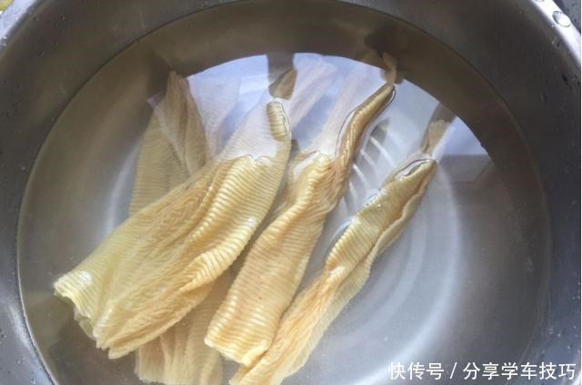 蒸出来的早餐主食，豆皮包糯米，一搅一卷蒸一蒸，出锅就上桌！