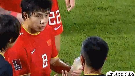 国足|有分歧!蒿俊闵场边现罕见1幕:一度与国足教练郑斌激烈争论!