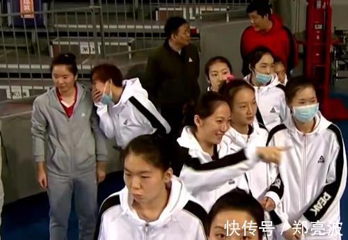 龚翔宇|颁奖礼一片祥和!李盈莹开心笑,江苏两小将比牙套,国手抢冠军帽