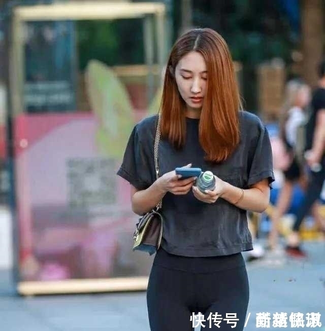 街拍女神微胖身材的紧身打底裤小姐姐,简约而不简单