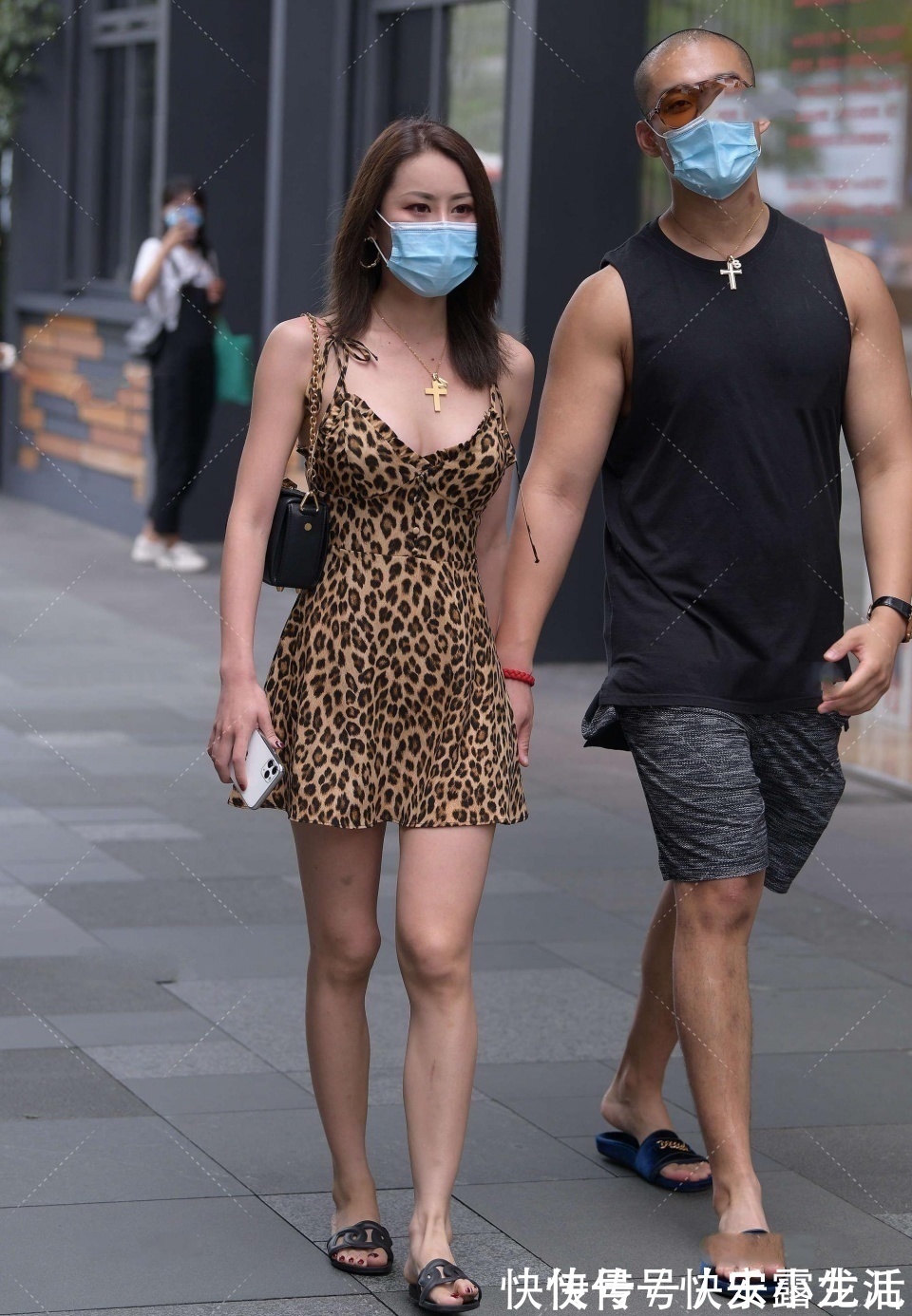 连衣裙|一个非常自信的美女，独自一人走在大街上，散发着独特的味道