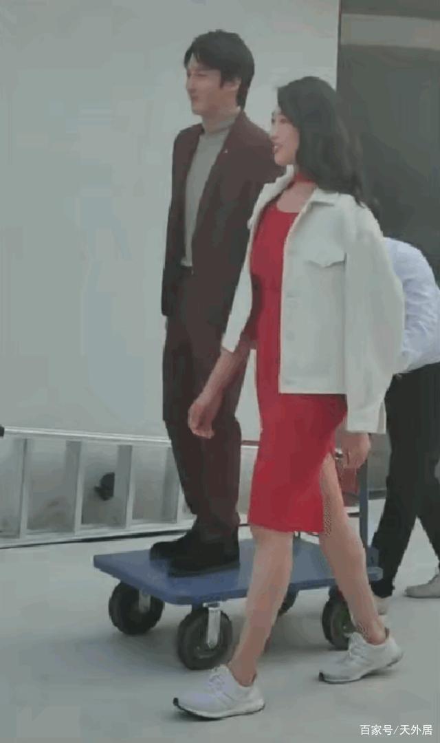 金软景|中国女排1米88国手神奇出圈!拍广告现场:身边男搭档被车推着走