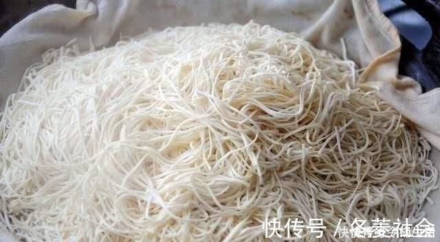 这才是蒸面条的正确方法,教你大厨做法,面条柔软劲道,鲜香入味