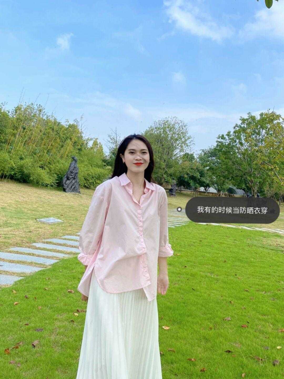 针织衫|入秋以后怎么穿?衬衫搭配白色百褶裙简约时髦,干练又不失优雅