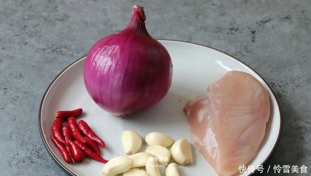 洋葱和鸡肉搭配这样做,特别开胃下饭,吃过一次的人还想吃第二次