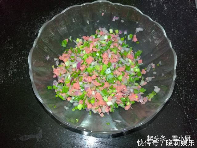 现在无需去面包店,在家轻松7步做出最好吃的葱油火腿包!