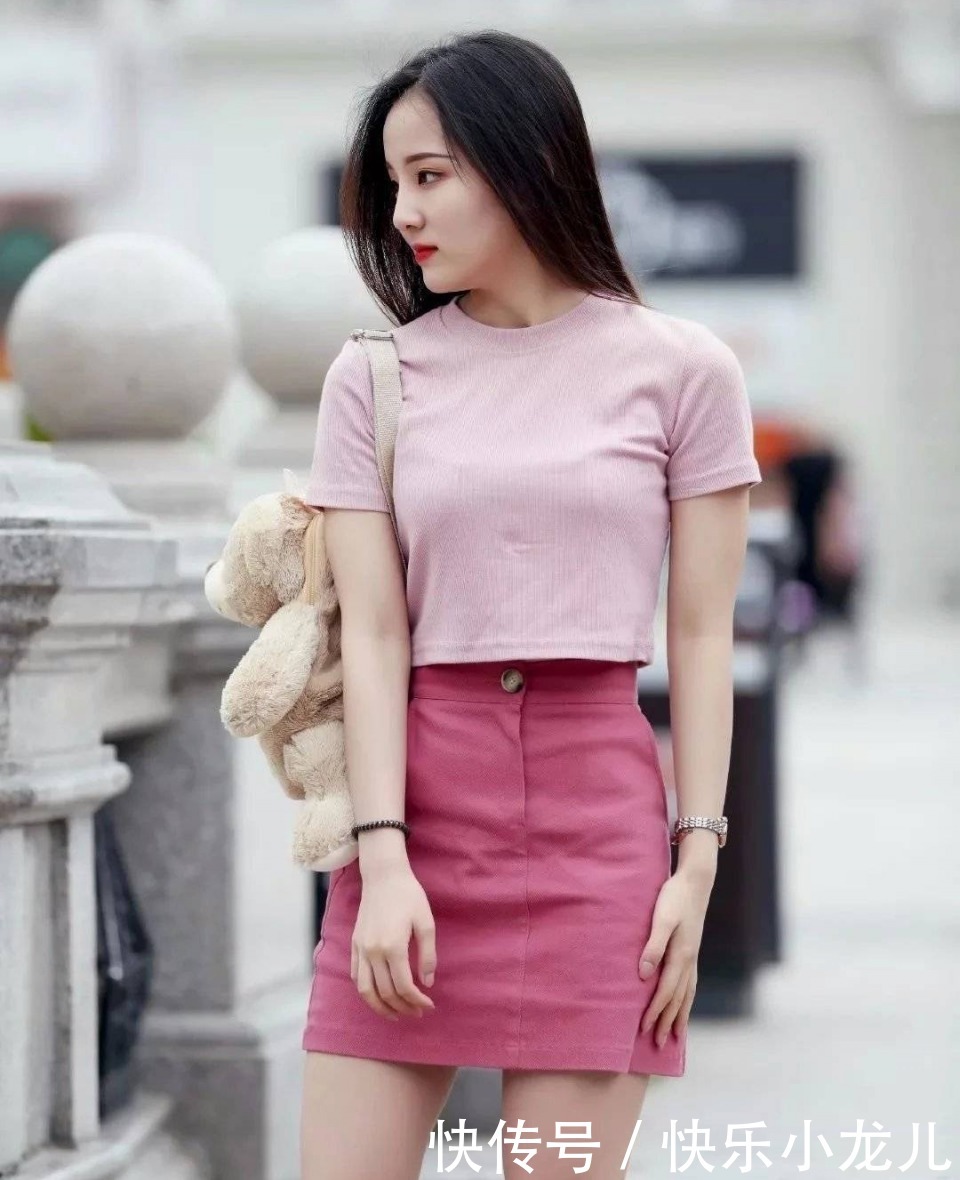 更显|休闲时尚的微胖小姐姐,短T搭配A字裙,尽显独特的魅力