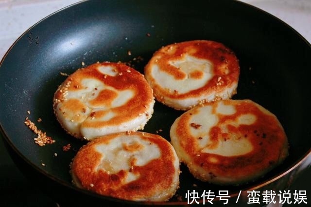 酥到掉渣的烧饼，平底锅就能做，每次一斤面，咸香酥脆，出锅必光