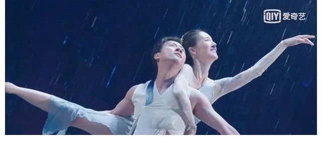 舞蹈生|《舞蹈生》导师金晨水幕双人舞，展现绝美舞姿，仙气飘飘