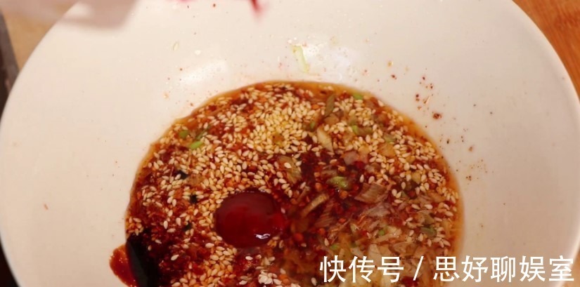 豆腐怎么做都不好吃,今天教给你一个新做法,比肉还香