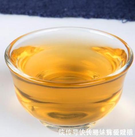 肝脏|“肝毒”太深，“脸上”有3种表现，排除肝毒，按一穴、吃三蔬