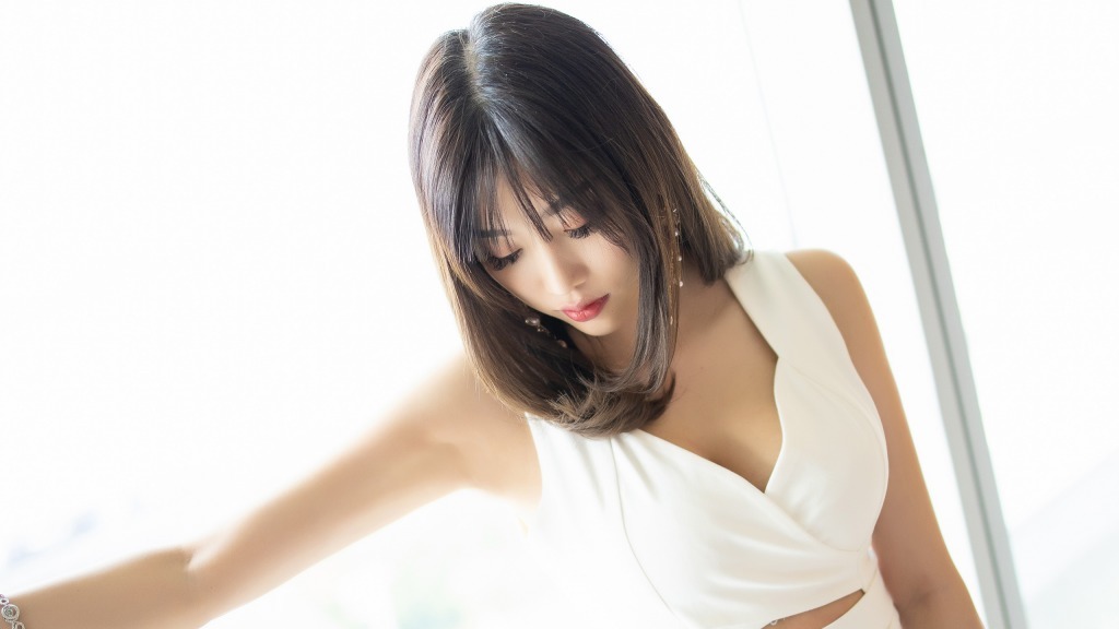 身穿白色|杨晨晨身穿白色短裙, 大秀热火性感身材, 让人心动不已