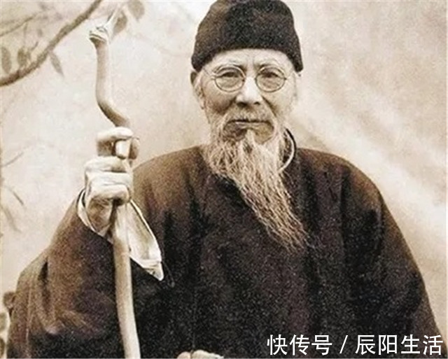 黄永玉$齐白石画两鸭蛋,求画者恳求多画些,结果却抠门的画了一苍蝇