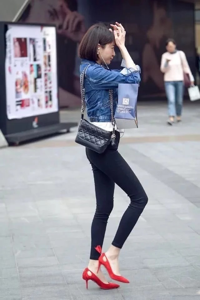 街拍:小姐姐身穿白色T恤裙,简约纯净的颜色,青春又靓丽