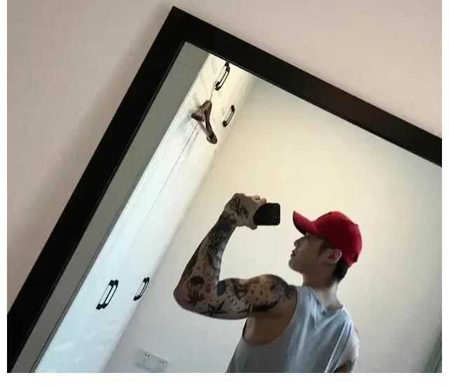 四个男嘉宾,两个大花臂,这档恋综节目真敢玩