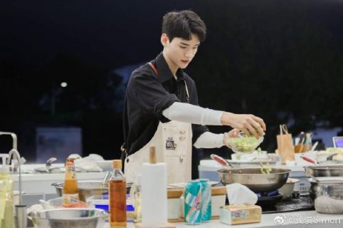 谢谢|龚俊发文告别中餐厅，和宁静黄晓明热情互动。