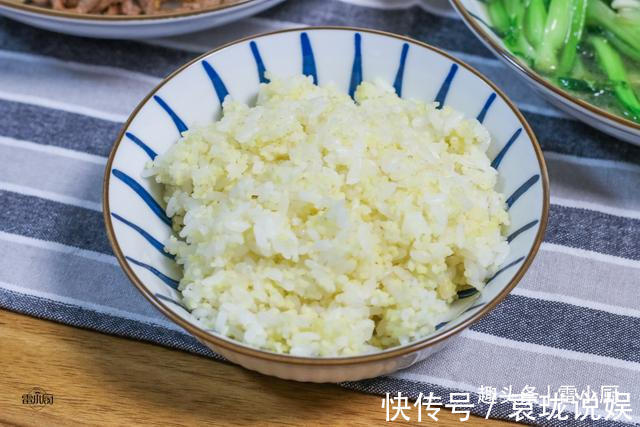 俩人|母女俩人的晚餐,一荤一素,成本25块钱,全部吃完不浪费