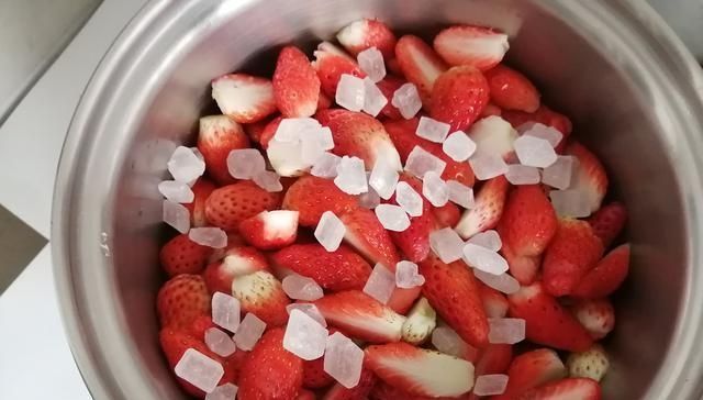  煮草莓罐头放白糖和冰糖有那么重要吗大厨我来教你，一锅不够