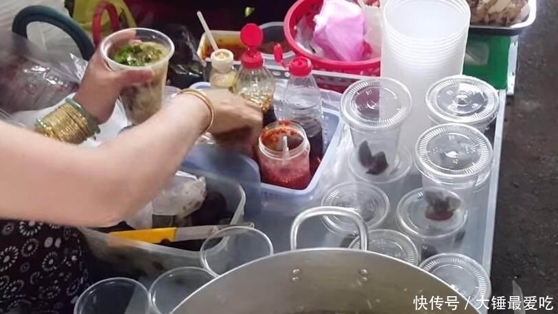 营养丰富|下岗大妈街边卖这独特的“汤”,10块一杯,不到1小时全抢光