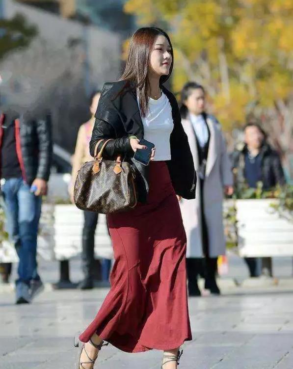 玲珑|街拍:小姐姐穿着十分的简约大气,尽显曲线玲珑的好身材