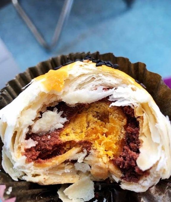 告诉你蛋黄酥究竟用什么油才能酥掉渣，油面比例多少才能不破酥！