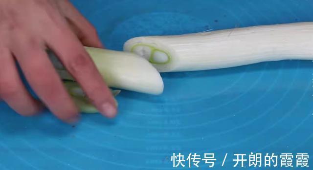 大葱最实用的3种保存方法,放一个月和新买的一样,不干也不空心