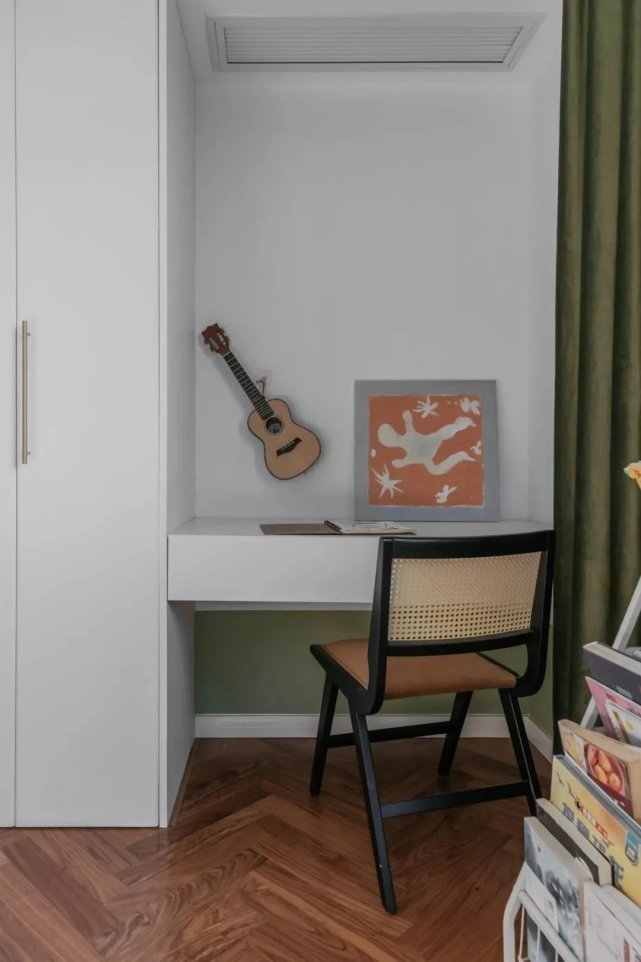 文艺复古风|98㎡文艺复古风,大胆跳色+通铺人字拼地板,感受一整屋的浪漫